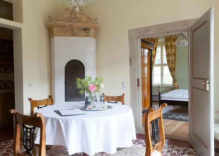 לינה וארוחת בוקר Herrenhaus Orangella *